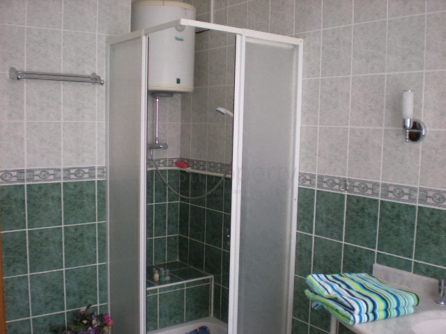 فيلا فاخرة واسعة بإطلالات خلابة على المدينة والبحر الأبيض المتوسط في مركز مدينة الانيا.