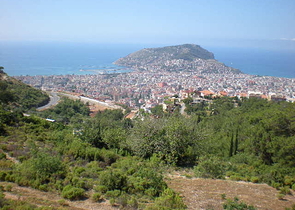 فيلا فاخرة واسعة بإطلالات خلابة على المدينة والبحر الأبيض المتوسط في مركز مدينة الانيا.