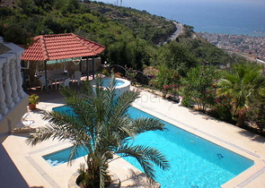 فيلا فاخرة واسعة بإطلالات خلابة على المدينة والبحر الأبيض المتوسط في مركز مدينة الانيا.