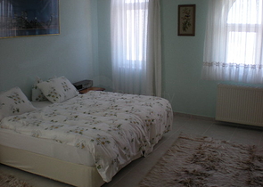 فيلا فاخرة واسعة بإطلالات خلابة على المدينة والبحر الأبيض المتوسط في مركز مدينة الانيا.