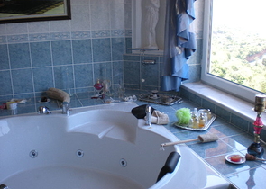 فيلا فاخرة واسعة بإطلالات خلابة على المدينة والبحر الأبيض المتوسط في مركز مدينة الانيا.