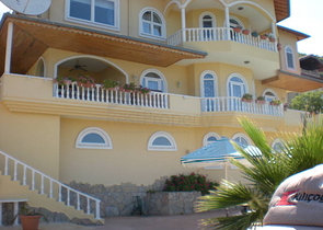 فيلا فاخرة واسعة بإطلالات خلابة على المدينة والبحر الأبيض المتوسط في مركز مدينة الانيا.