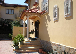 فيلا فاخرة واسعة بإطلالات خلابة على المدينة والبحر الأبيض المتوسط في مركز مدينة الانيا.