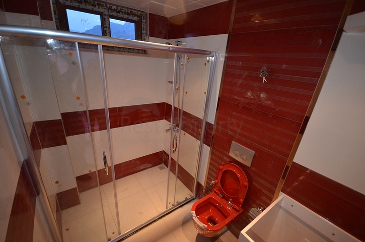 شقق ضمن بناء سكني في منطقة كاستل في مدينة ألانيا الساحلية