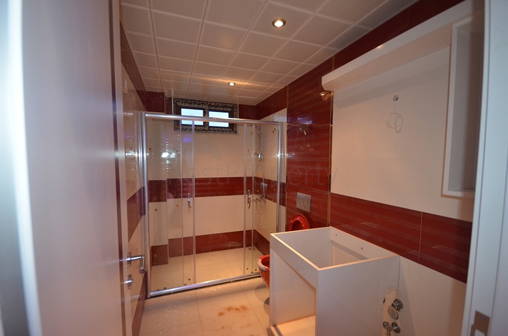 شقق ضمن بناء سكني في منطقة كاستل في مدينة ألانيا الساحلية