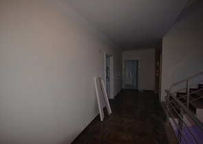 شقق ضمن بناء سكني في منطقة كاستل في مدينة ألانيا الساحلية