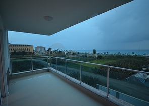 شقق ضمن بناء سكني في منطقة كاستل في مدينة ألانيا الساحلية