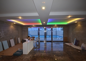 شقق ضمن بناء سكني في منطقة كاستل في مدينة ألانيا الساحلية