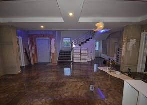 شقق ضمن بناء سكني في منطقة كاستل في مدينة ألانيا الساحلية