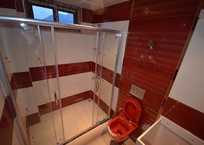 شقق ضمن بناء سكني في منطقة كاستل في مدينة ألانيا الساحلية