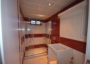 شقق ضمن بناء سكني في منطقة كاستل في مدينة ألانيا الساحلية