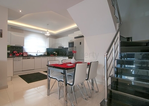 مجمع سكني مميز على مسافة قريبة من البحر في منطقة كاستل – ألانيا