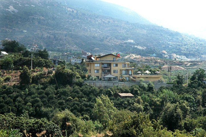 لمحبي الرفاهية والرقي والراحة فيلا على الطراز الفاخر في منطقة كاستل – ألانيا