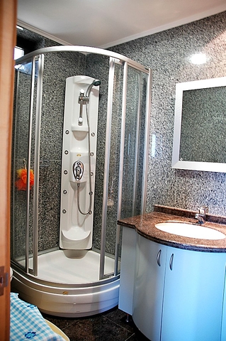 لمحبي الرفاهية والرقي والراحة فيلا على الطراز الفاخر في منطقة كاستل – ألانيا