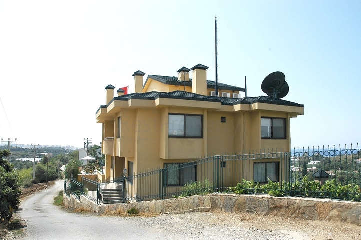 لمحبي الرفاهية والرقي والراحة فيلا على الطراز الفاخر في منطقة كاستل – ألانيا