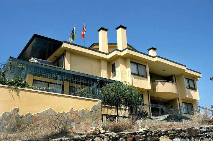 لمحبي الرفاهية والرقي والراحة فيلا على الطراز الفاخر في منطقة كاستل – ألانيا