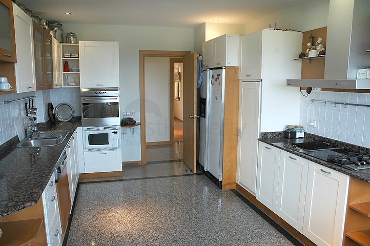 لمحبي الرفاهية والرقي والراحة فيلا على الطراز الفاخر في منطقة كاستل – ألانيا