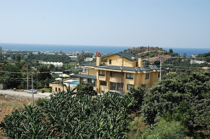 لمحبي الرفاهية والرقي والراحة فيلا على الطراز الفاخر في منطقة كاستل – ألانيا