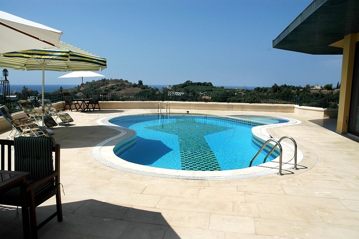 لمحبي الرفاهية والرقي والراحة فيلا على الطراز الفاخر في منطقة كاستل – ألانيا