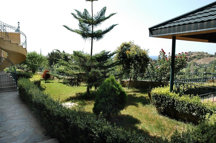 لمحبي الرفاهية والرقي والراحة فيلا على الطراز الفاخر في منطقة كاستل – ألانيا