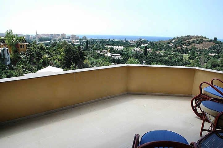 لمحبي الرفاهية والرقي والراحة فيلا على الطراز الفاخر في منطقة كاستل – ألانيا