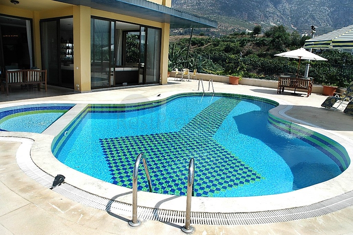 لمحبي الرفاهية والرقي والراحة فيلا على الطراز الفاخر في منطقة كاستل – ألانيا