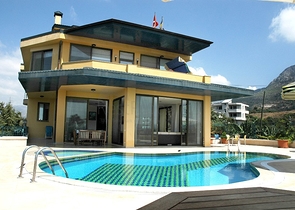 لمحبي الرفاهية والرقي والراحة فيلا على الطراز الفاخر في منطقة كاستل – ألانيا