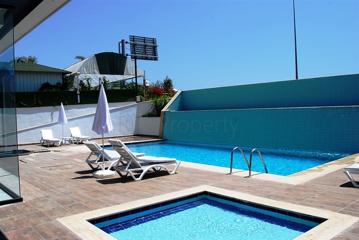 مشروع فاخر حديث على مسافة قريبة من البحر في منطقة كاستل – ألانيا