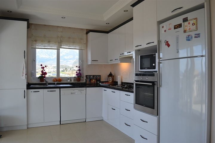 فيلا واسعة بتخطيط 4+2 في منطقة كارجي جاك – ألانيا