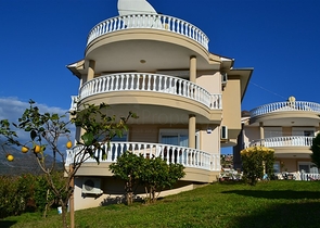 فيلا واسعة بتخطيط 4+2 في منطقة كارجي جاك – ألانيا