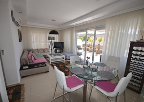 شقة فاخرة بإطلالة بانورامية على البحر في منطقة كوناكليه - ألانيا