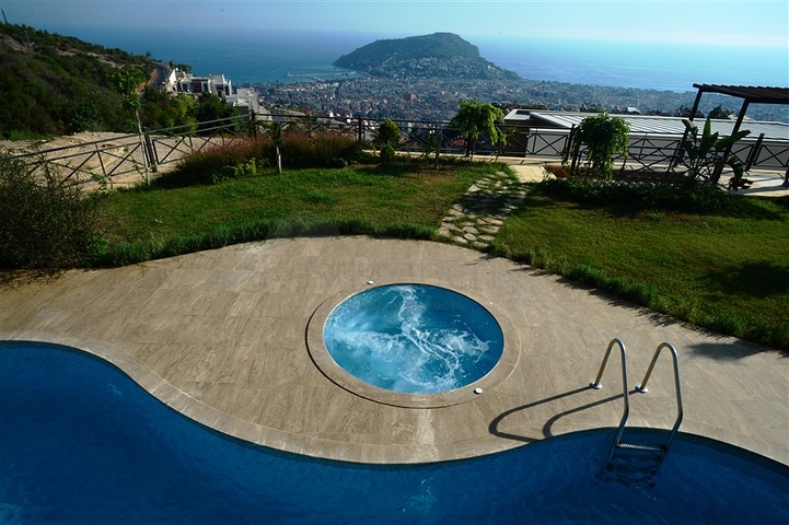 مجمع فيلات وشقق بتصميم فاخر وبأحدث التقنيات في مركز المدينة السياحية ألانيا