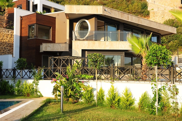 مجمع فيلات وشقق بتصميم فاخر وبأحدث التقنيات في مركز المدينة السياحية ألانيا