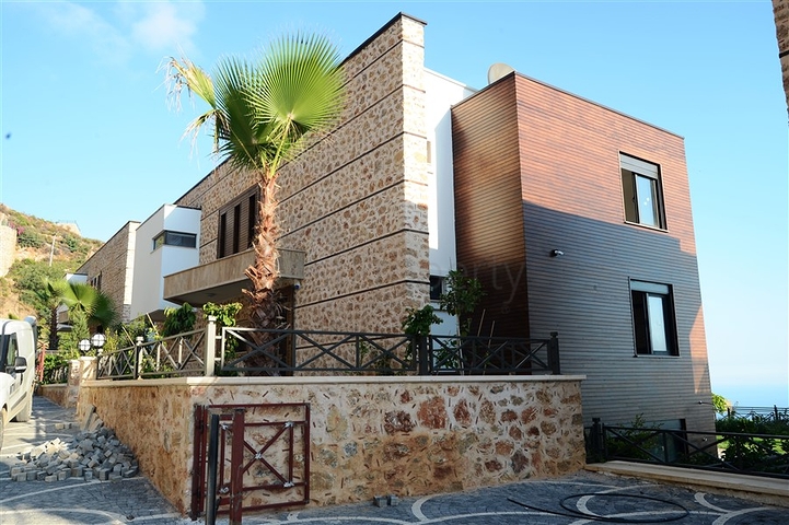 مجمع فيلات وشقق بتصميم فاخر وبأحدث التقنيات في مركز المدينة السياحية ألانيا