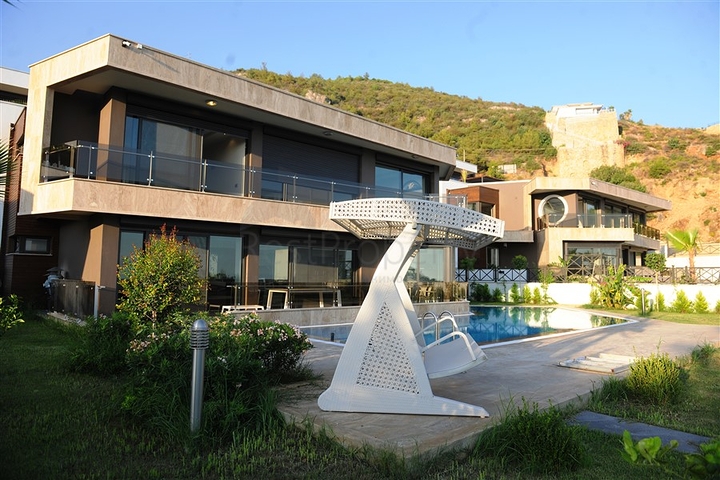 مجمع فيلات وشقق بتصميم فاخر وبأحدث التقنيات في مركز المدينة السياحية ألانيا