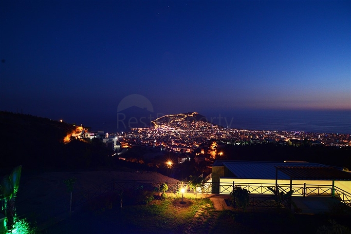 مجمع فيلات وشقق بتصميم فاخر وبأحدث التقنيات في مركز المدينة السياحية ألانيا