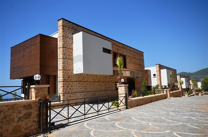 مجمع فيلات وشقق بتصميم فاخر وبأحدث التقنيات في مركز المدينة السياحية ألانيا