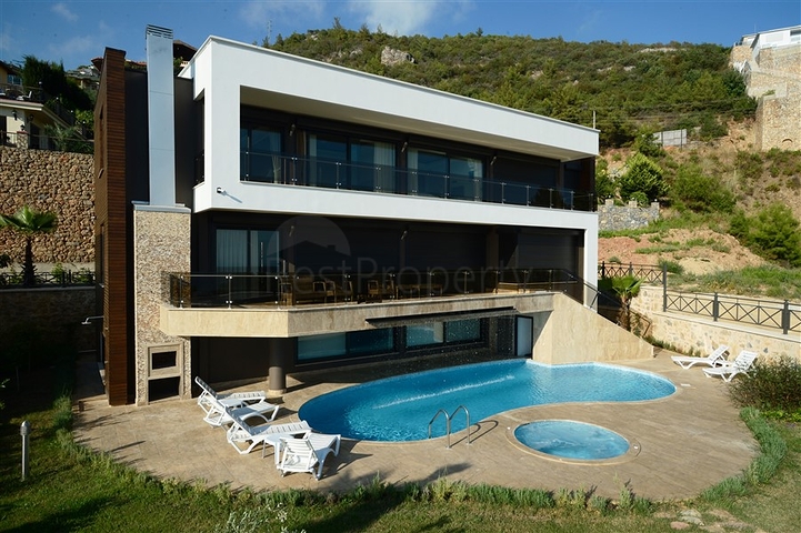 مجمع فيلات وشقق بتصميم فاخر وبأحدث التقنيات في مركز المدينة السياحية ألانيا