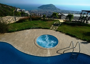 مجمع فيلات وشقق بتصميم فاخر وبأحدث التقنيات في مركز المدينة السياحية ألانيا