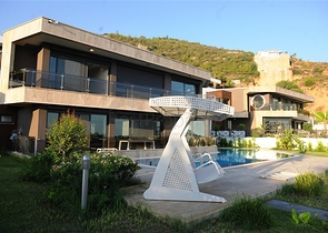 مجمع فيلات وشقق بتصميم فاخر وبأحدث التقنيات في مركز المدينة السياحية ألانيا