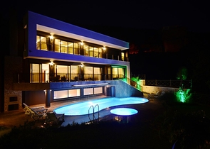 مجمع فيلات وشقق بتصميم فاخر وبأحدث التقنيات في مركز المدينة السياحية ألانيا