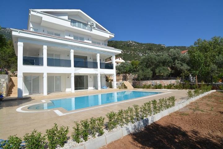 فيلا فاخرة 5 + 1 في أوفاجيك ، فتحية