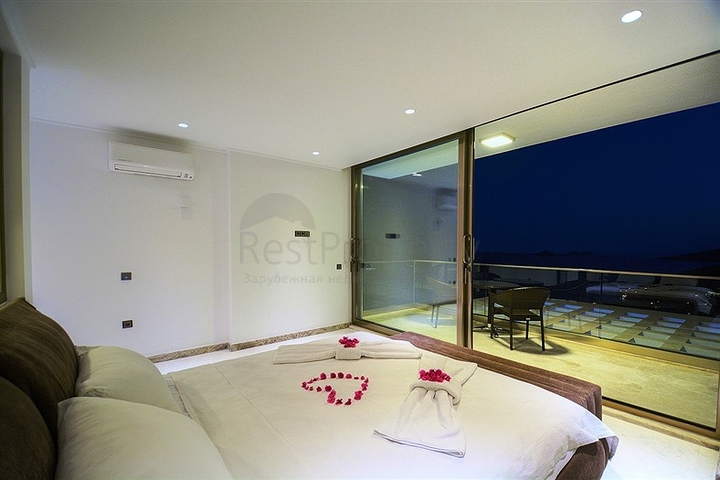 فيلا بإطلالة بحرية و جبلية في منطقة كالكان – كاس