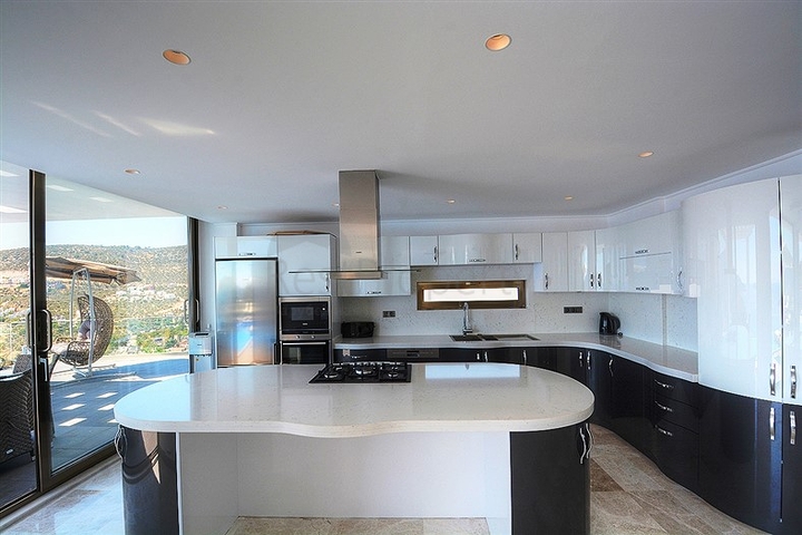 فيلا بإطلالة بحرية و جبلية في منطقة كالكان – كاس