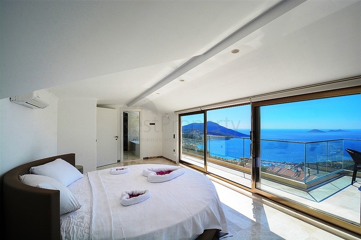 فيلا بإطلالة بحرية و جبلية في منطقة كالكان – كاس