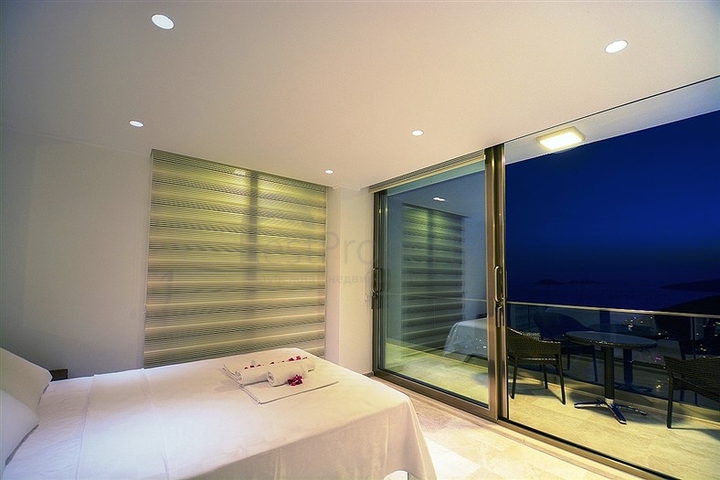 فيلا بإطلالة بحرية و جبلية في منطقة كالكان – كاس