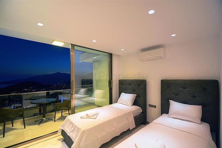 فيلا بإطلالة بحرية و جبلية في منطقة كالكان – كاس