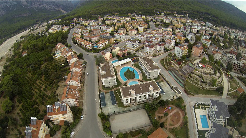 مجمع سكني جديد في وادٍ خلاب وسط غابة صنوبرية بإطلالات جبلية