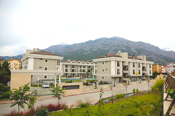 مجمع سكني جديد في وادٍ خلاب وسط غابة صنوبرية بإطلالات جبلية