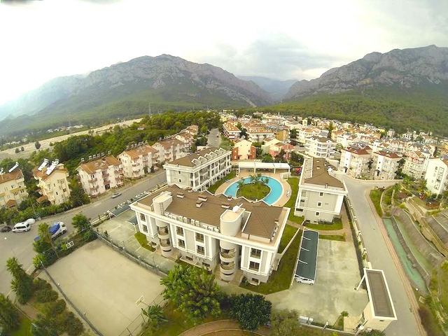 مجمع سكني جديد في وادٍ خلاب وسط غابة صنوبرية بإطلالات جبلية